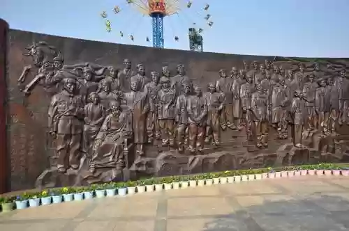 新区群雕阵容