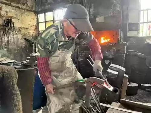 铁匠的武器修理，武器铁匠也想守护他人插图